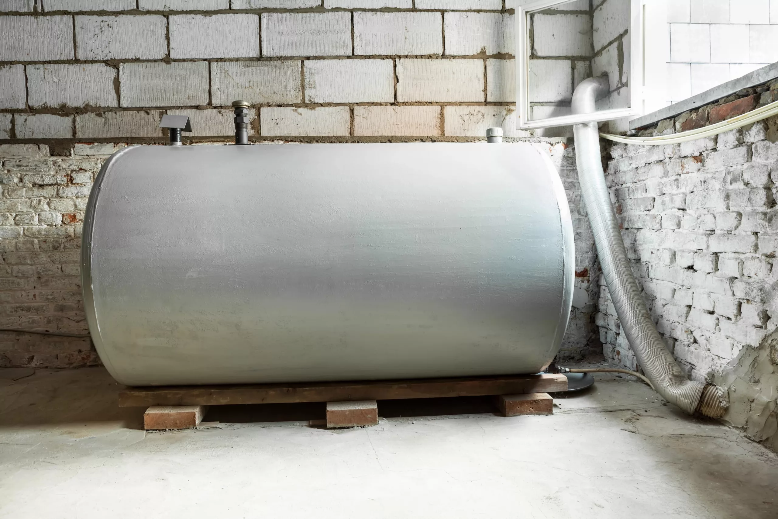 Domestic oil storage tank